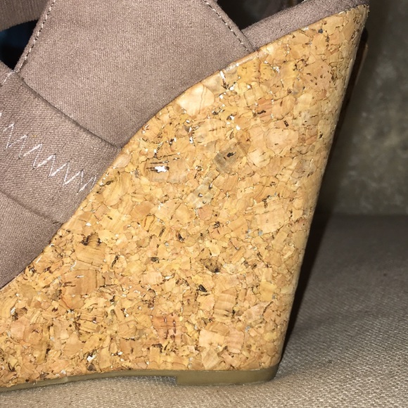 Audrey Brooke Taupe Suede Platform Wedges size 6 - Picture 5 of 6